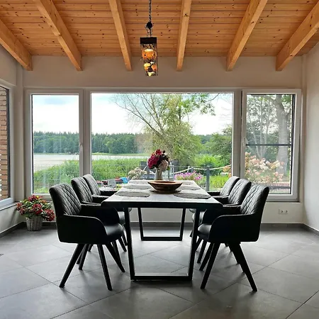 Holiday Apartment With Private Lake Access And Jetty Lägenhet