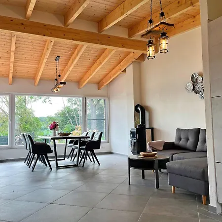 Holiday Apartment With Private Lake Access And Jetty Lägenhet