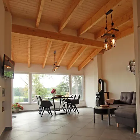 Holiday Apartment With Private Lake Access And Jetty Lägenhet