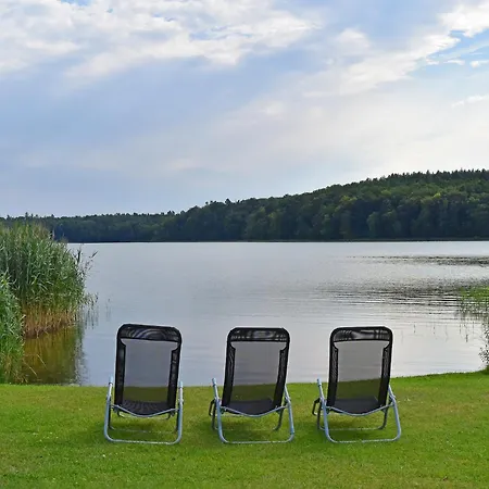 Lägenhet Holiday Apartment With Private Lake Access And Jetty