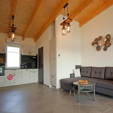 Holiday Apartment With Private Lake Access And Jetty *