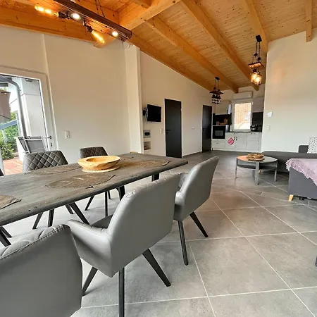 Holiday Apartment With Private Lake Access And Jetty Appartement